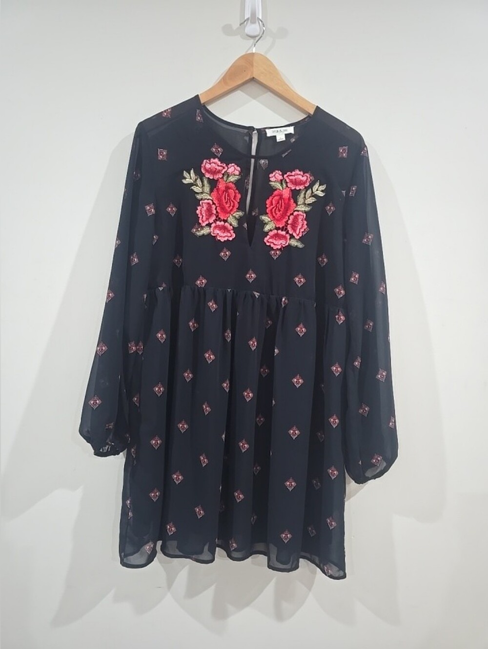 Boho Taylor & Sage black chiffon floral embroidered V-neck keyhole long sleeve L